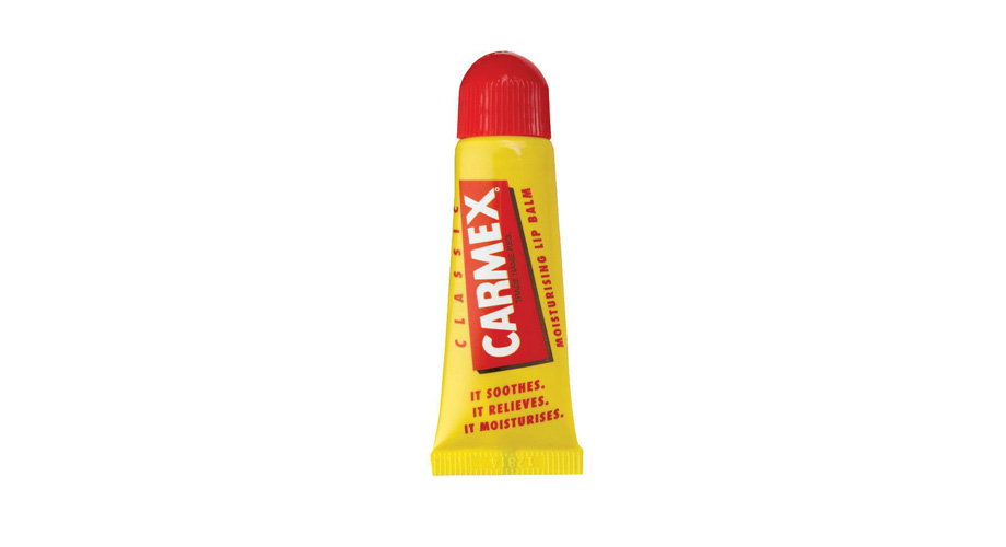 Бальзам для губ Carmex. Классическая формула заживляет трещинки на губах и увлажняет. Проверено редакцией: если нанести его на ночь, утром губы становятся мягким, гладкими и пухлыми.