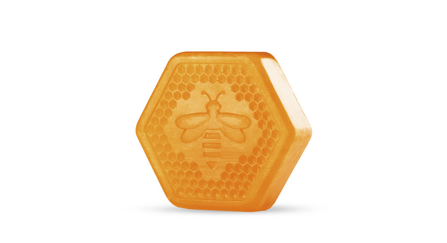 Мыло Honeymania, The Body Shop. Бережно очищает и смягчает за счет меда, полученного из тропических цветов. Не содержит парабенов.