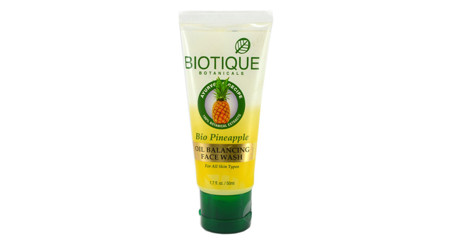 Гель для умывания Bio Pineapple, Biotique. Аюрведическое средство для очищения кожи с бромелайном, нимом и куркумой обладает себорегулирующим действием. Подходит для ежедневного применения.