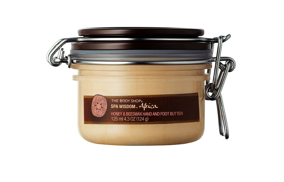 Баттер для рук и ног The Body Shop Spa Wisdom Africa Honey & Beeswax. Эксперты бренда вдохновились спа-ритуалами племен Африки и создали суперпитательный крем для тела. Он идеален для смягчения кожи на коленях и локтях. Thebodyshop.co.uk, £10