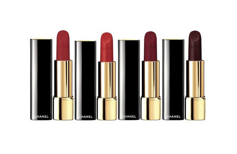 Матовая губная помада Chanel Rouge Allure Velvet в 4 оттенках: Rouge Charnel (ярко-красный), Rouge Feu (оранжево-красный), Rouge Vie (холодный бордовый), Rouge Audace (бордово-шоколадный), €35