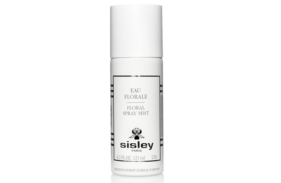 Цветочная дымка Floral Spray Mist, Sisley. Смесь гидролатов розы, цветов апельсина и гамамелиса успокаивает и тонизирует кожу. Спрашивайте в магазинах Bomond и Aromateque Concept Store