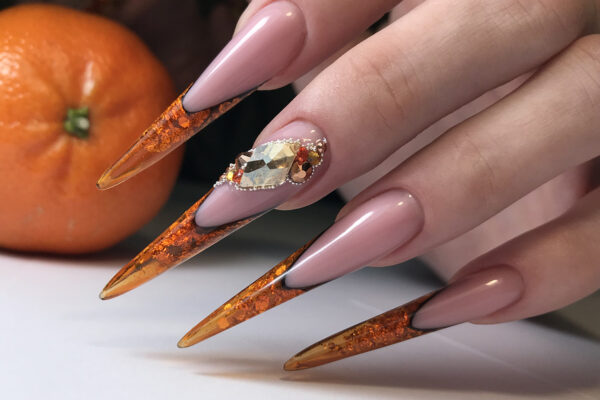 Акваріумний дизайн нігтів «Бурштиновий мигдаль» із поетапними фото