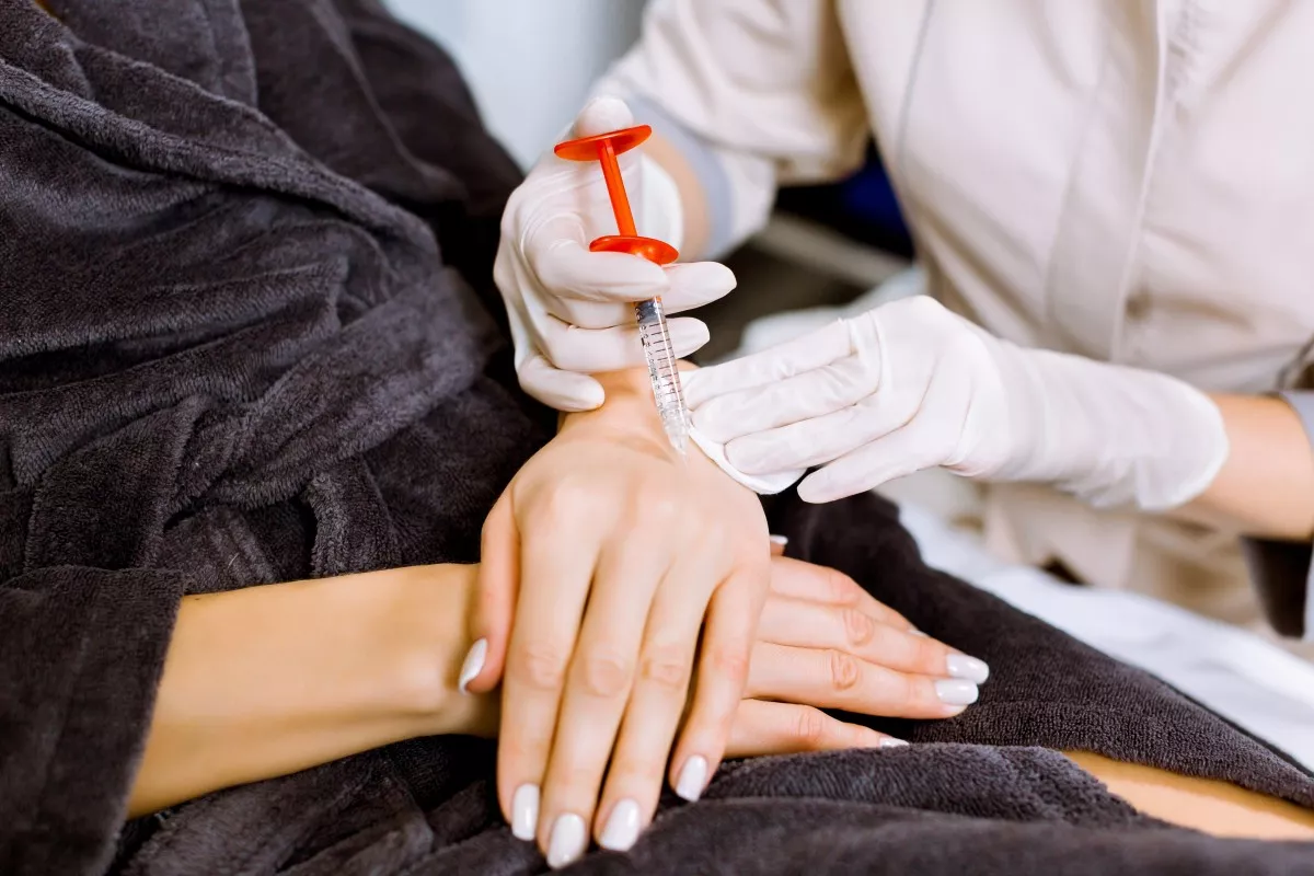 Салонный уход за кожей рук: инъекционные процедуры