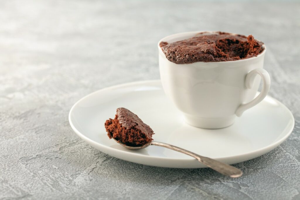 Класичний шоколадний кекс у кухлі з вершковим маслом