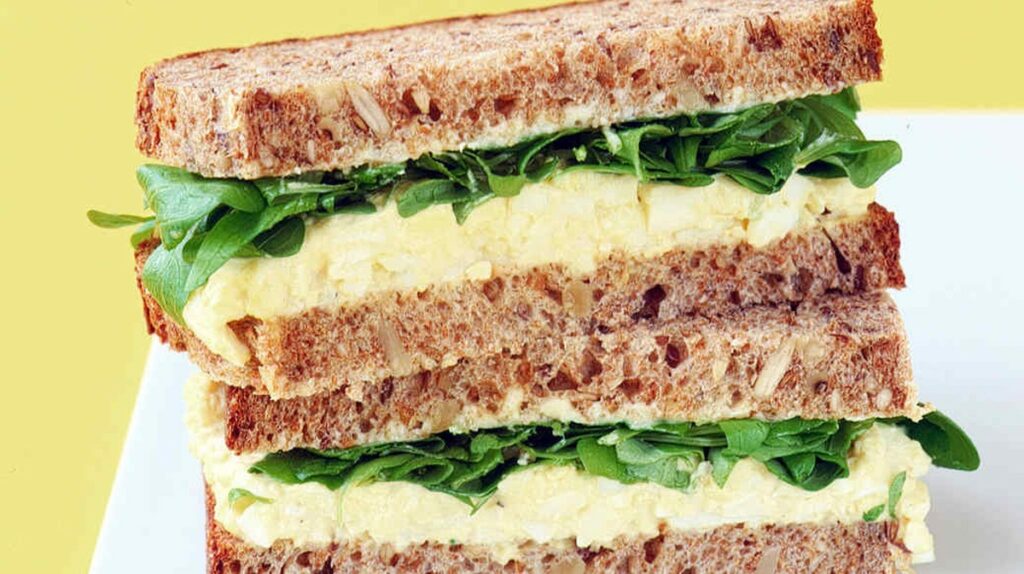 Рецепт сандвича с классическим яичным салатом
