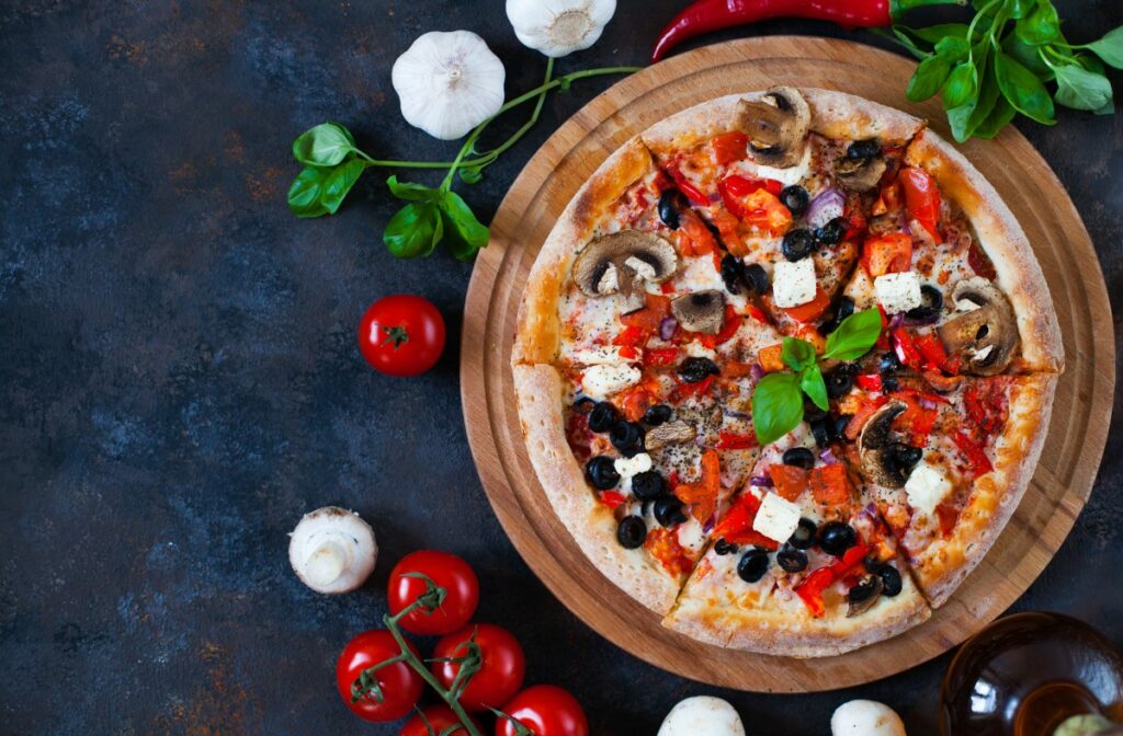 Вегетарианская пицца с грибами, тофу и маслинами