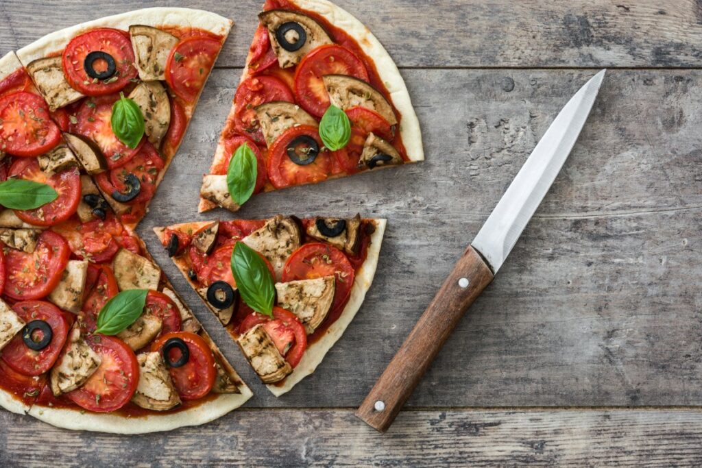 Вегетаріанська піца з баклажанами, помідорами і орегано