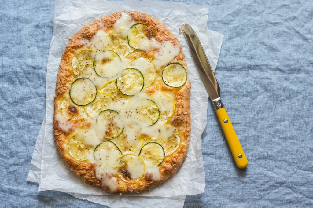 Вегетаріанська піца з кабачками, цибулею і пармезаном