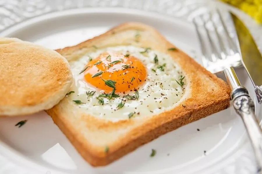 Яєчня по-французьки в хлібі – оригінальна подача простої страви