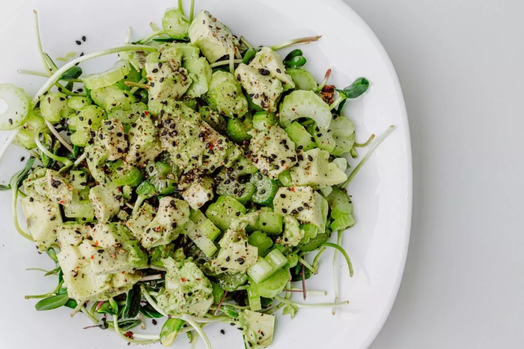 Дієтичний салат з селерою й авокадо – покроковий рецепт