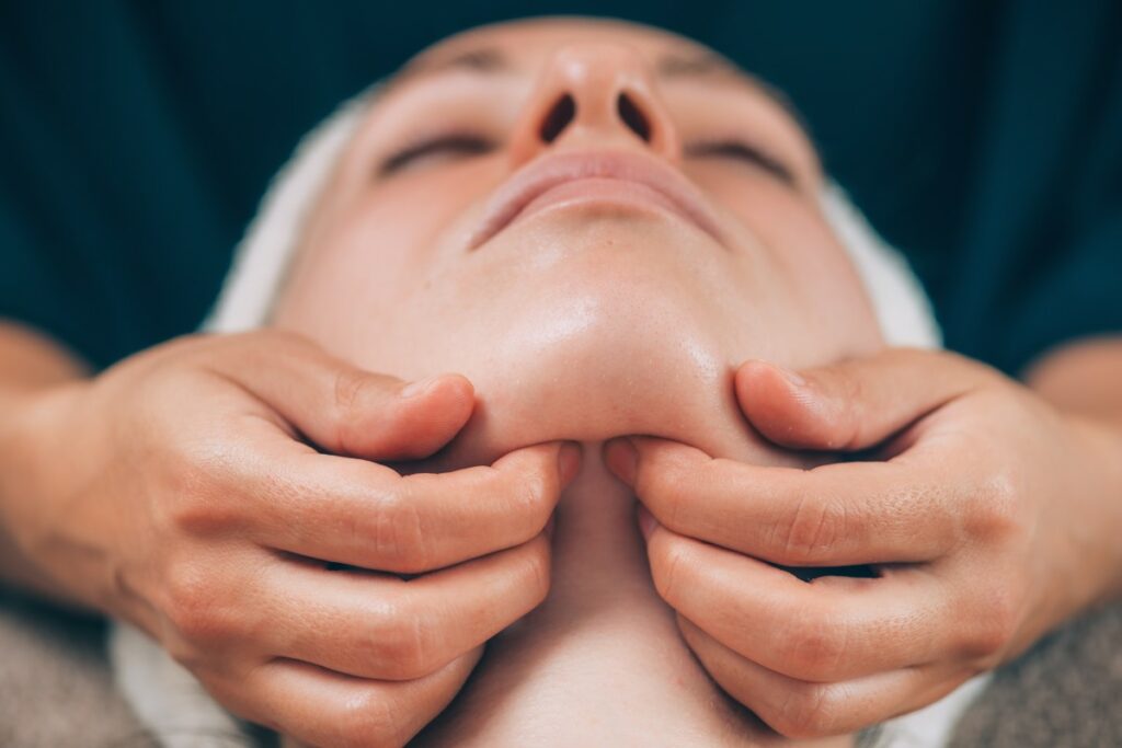 Міофасціальний масаж обличчя: коли й навіщо він вам знадобиться