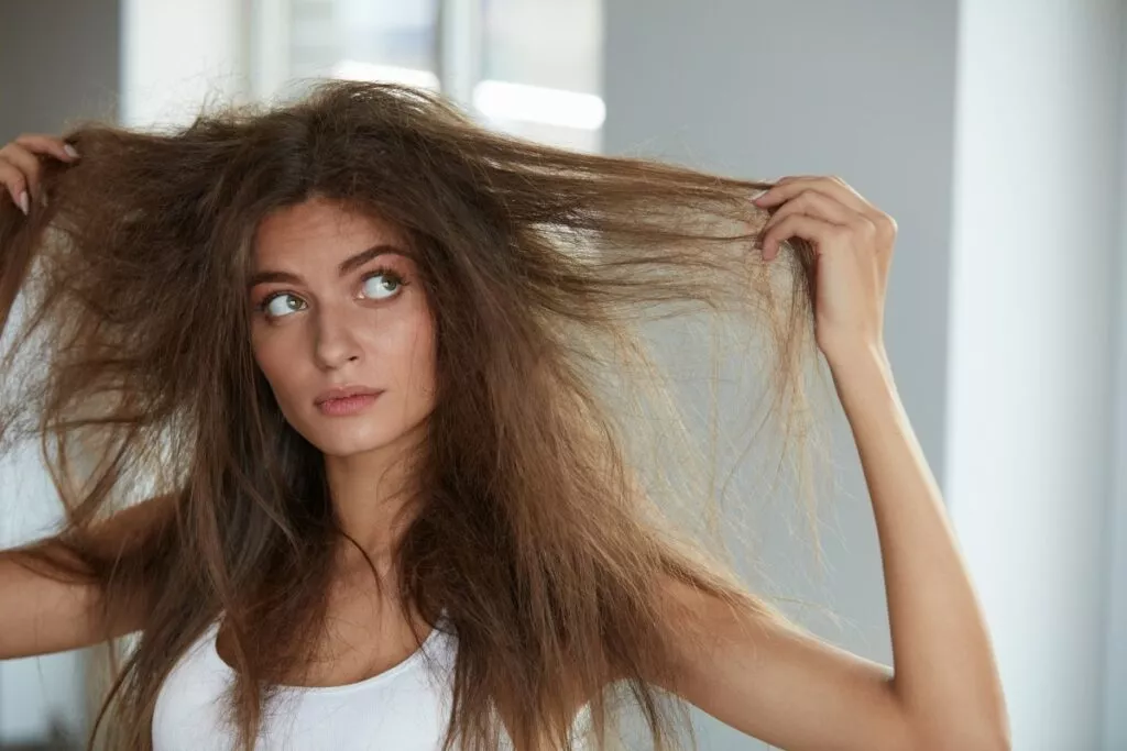 Что делать, чтобы волосы не пушились: ТОП лучших советов на все времена -  Beauty HUB