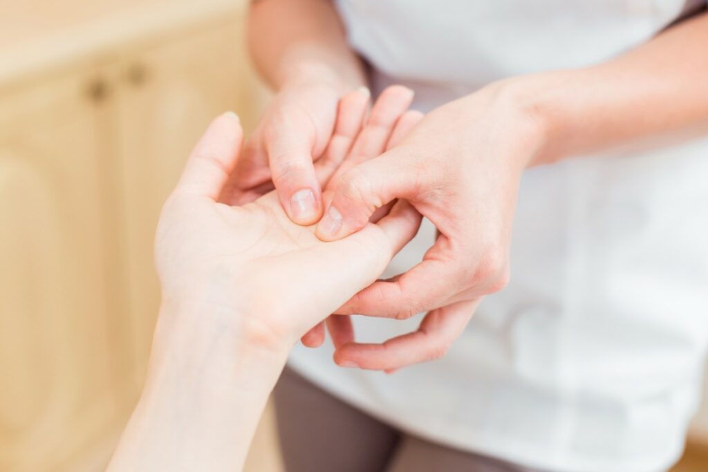 Судороги пальцев рук: причины спазмов, что делать, если вдруг свело пальцы