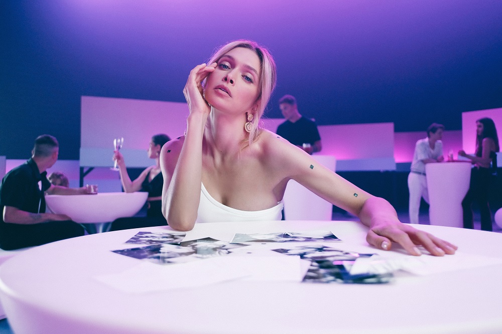 Віра Брежнєва представила кліп на свій новий сингл «Розовый дым»
