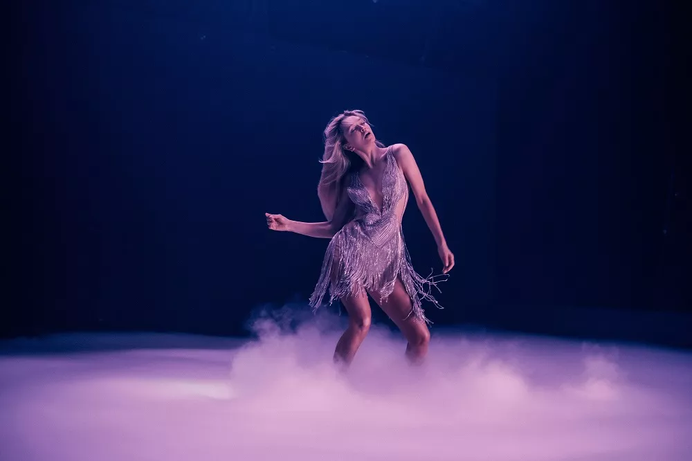 Вера Брежнева представила клип на свой новый сингл «Розовый дым»