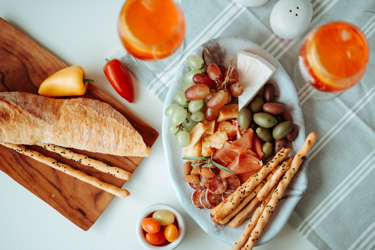 Закуска на Новый год 2022: тарелка антипасты – сыры, хамон, орехи, мед