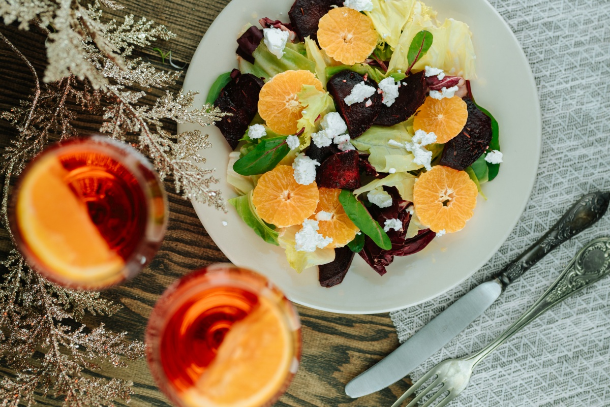 Закуска на Новый год 2022: хрустящий салат с кусочками запеченной свеклы, мандарином и крошкой феты