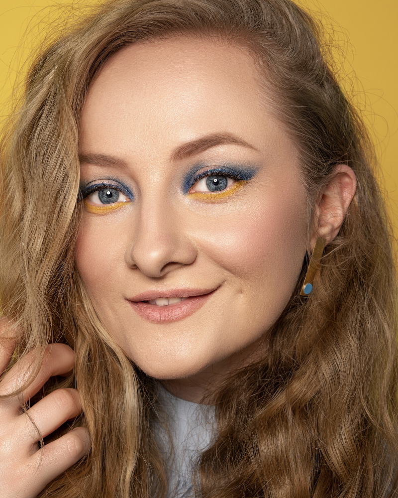 макіяж на випускний у жовто-блакитних кольорах