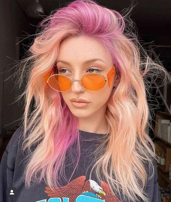 яскраві рожеві пасма волосся