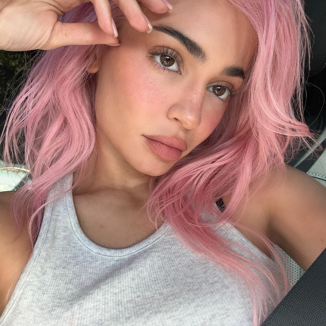 Кайлі Дженнер обрала рожевий відтінок волосся