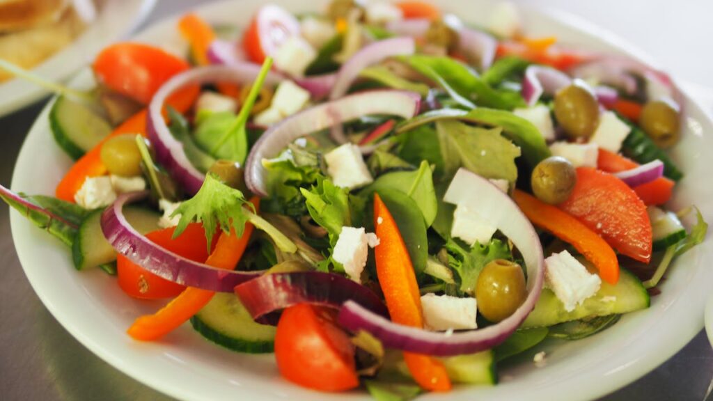  Салат с хурмой, фетой и клюквой рецепт