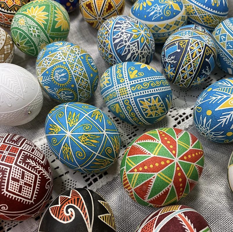фарбування яєць на Великдень
