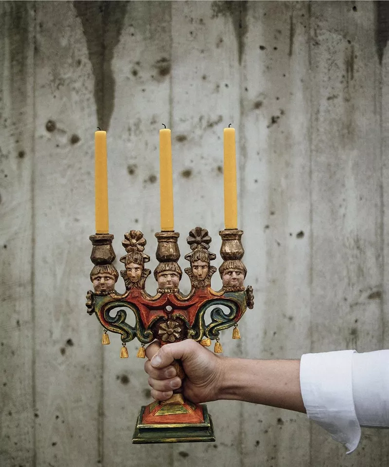 Вирізьблений дерев’яний свічник