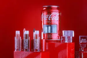 Glamlite запускает новую коллекцию декоративной косметики в коллаборации с Coca-Cola