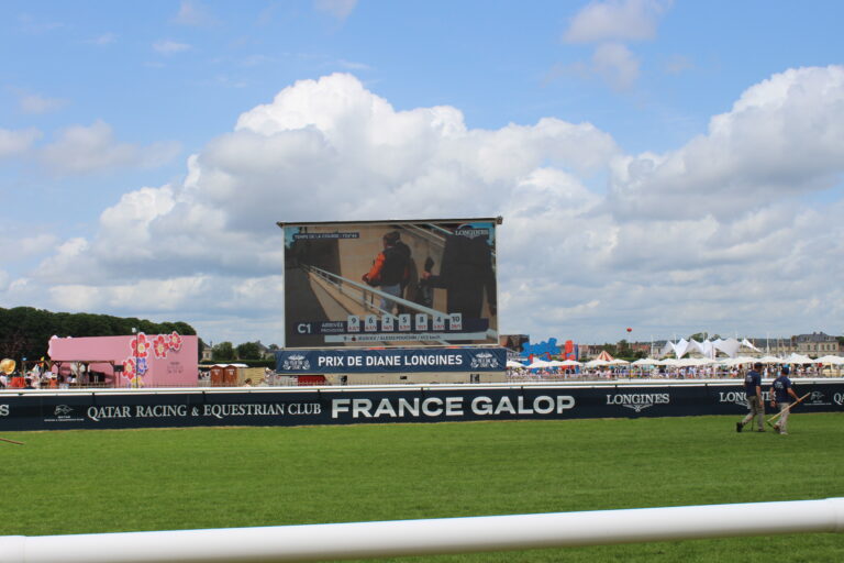 Находка недели: конная гонка Prix de Diane Longines