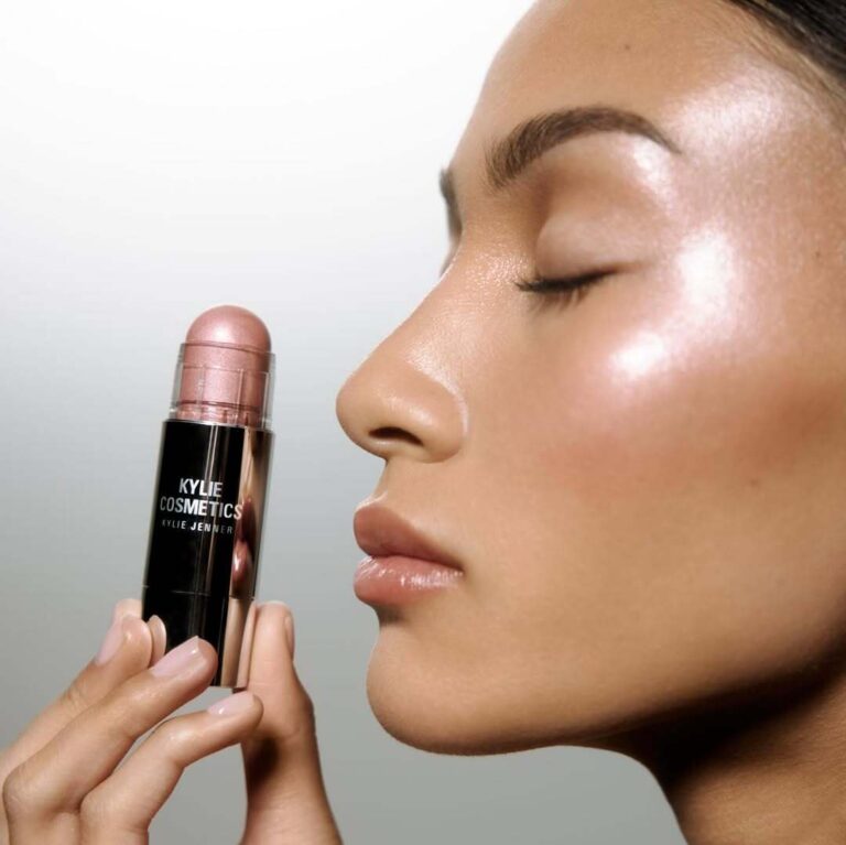 Kylie Cosmetics випустили лімітовану колекцію косметики Cosmic 2.0.