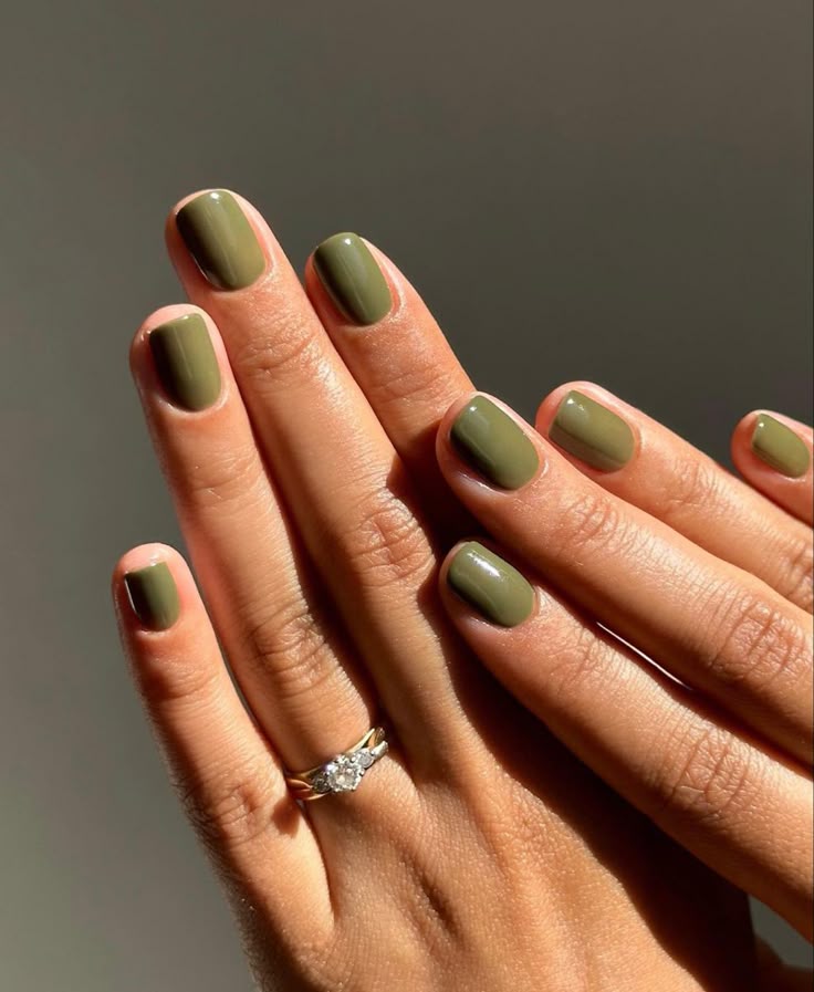 Оливковий зелений