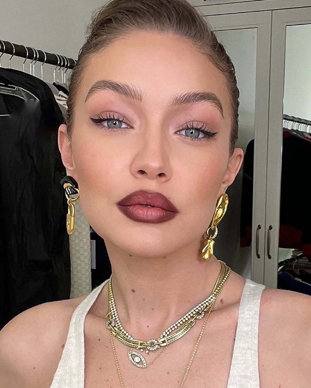 Губи з темним контуром