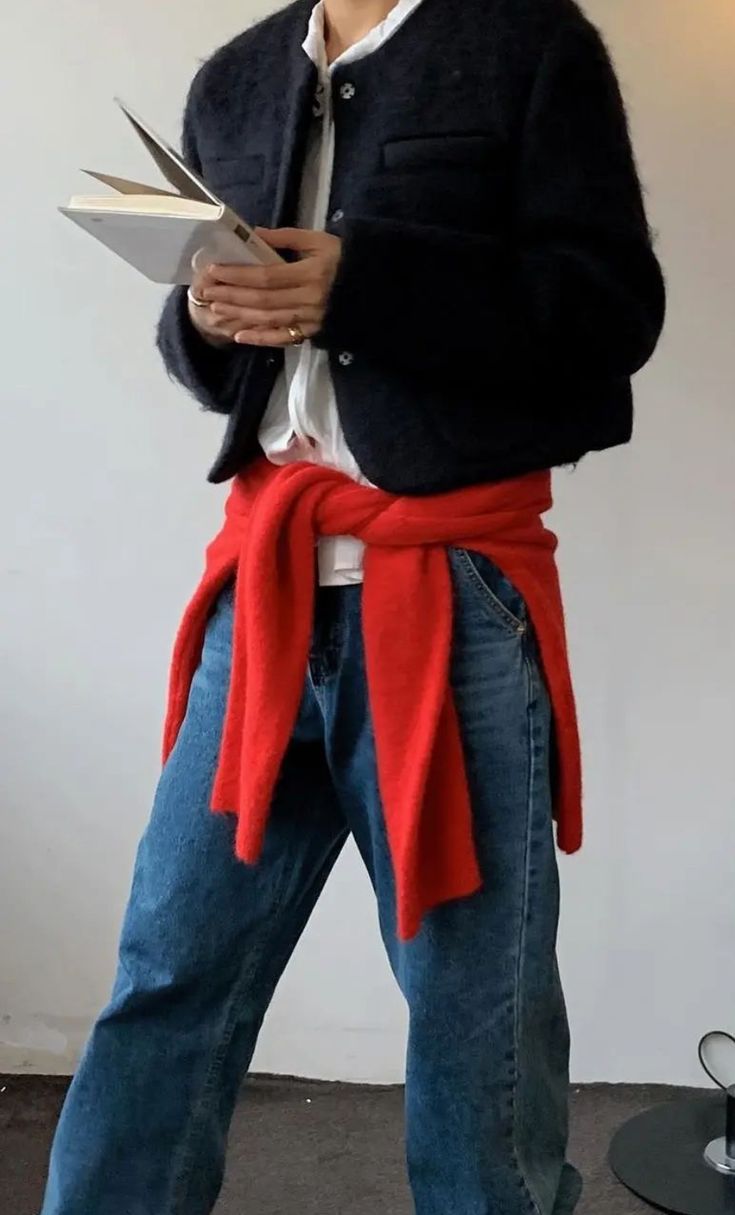 Светр, зав’язаний на талії 