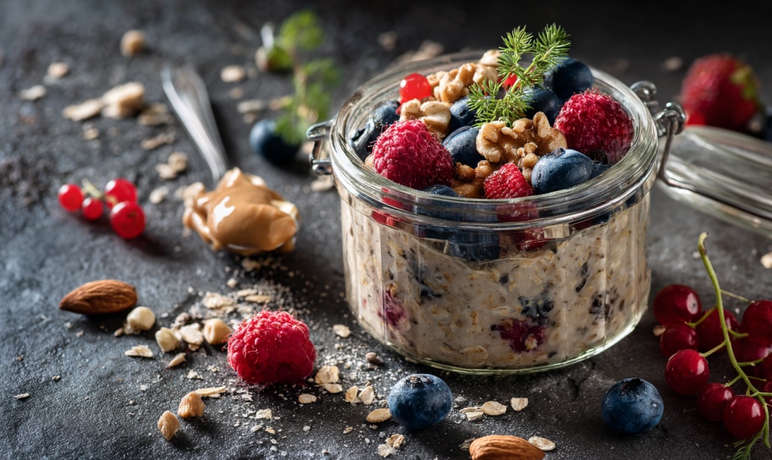 Нічна вівсянка з горіховою пастою та замороженими ягодами