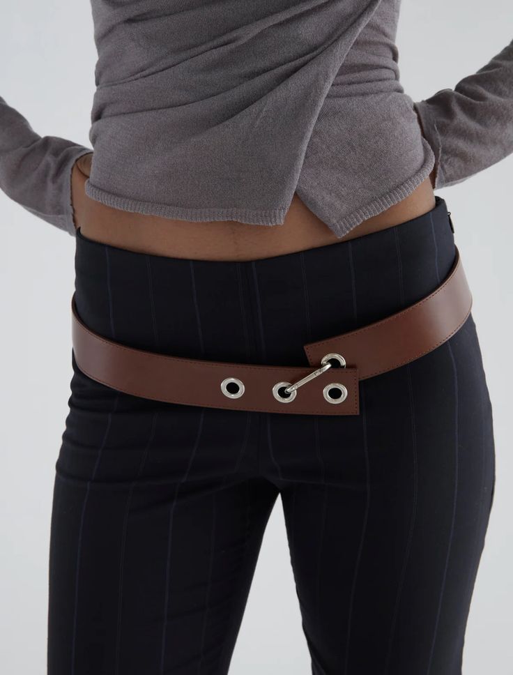 Ремінь на стегнах 