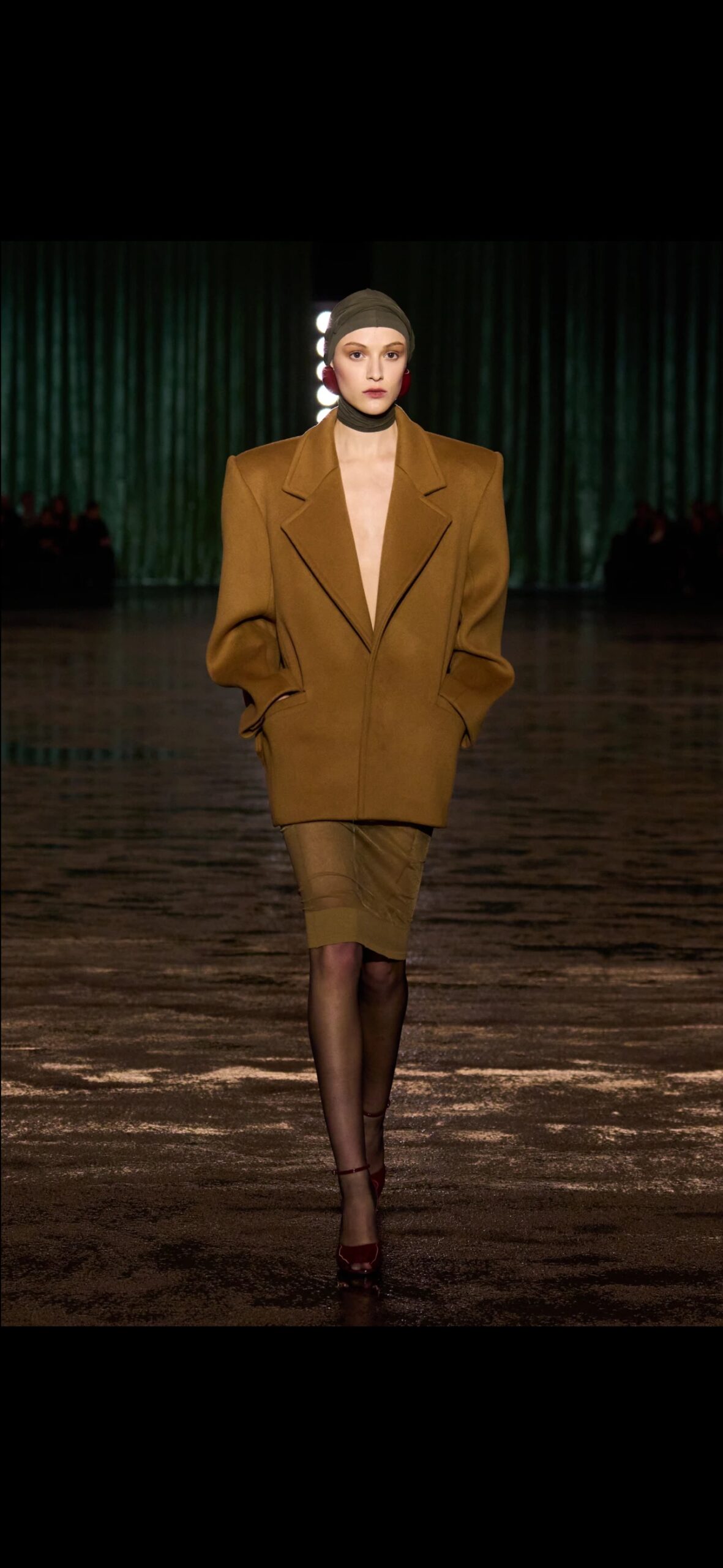 Акцент на плечі 