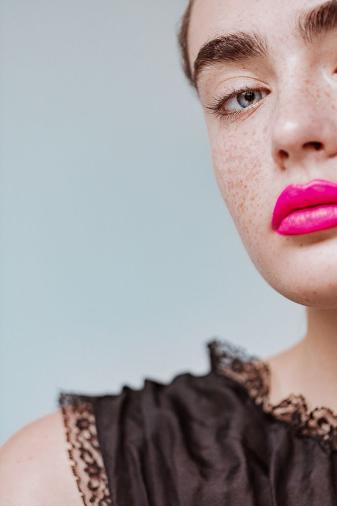 Яскраво-рожеві губи 
