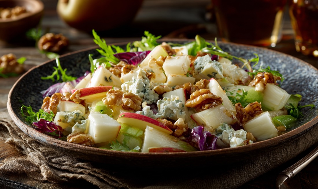 Салат з кореня селери з яблуками, волоськими горіхами та сиром з пліснявою, рецепти з салатів з коренеплодів, салати з селери