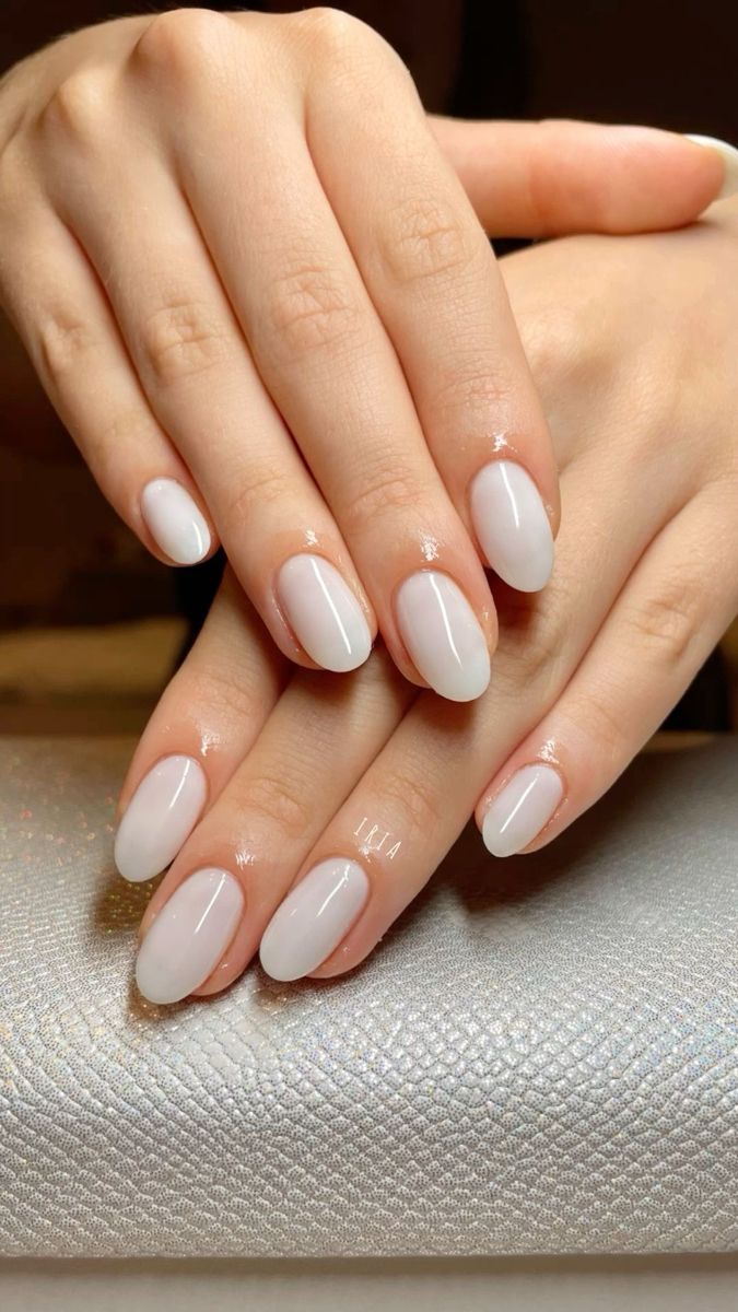 Молочно-білий манікюр