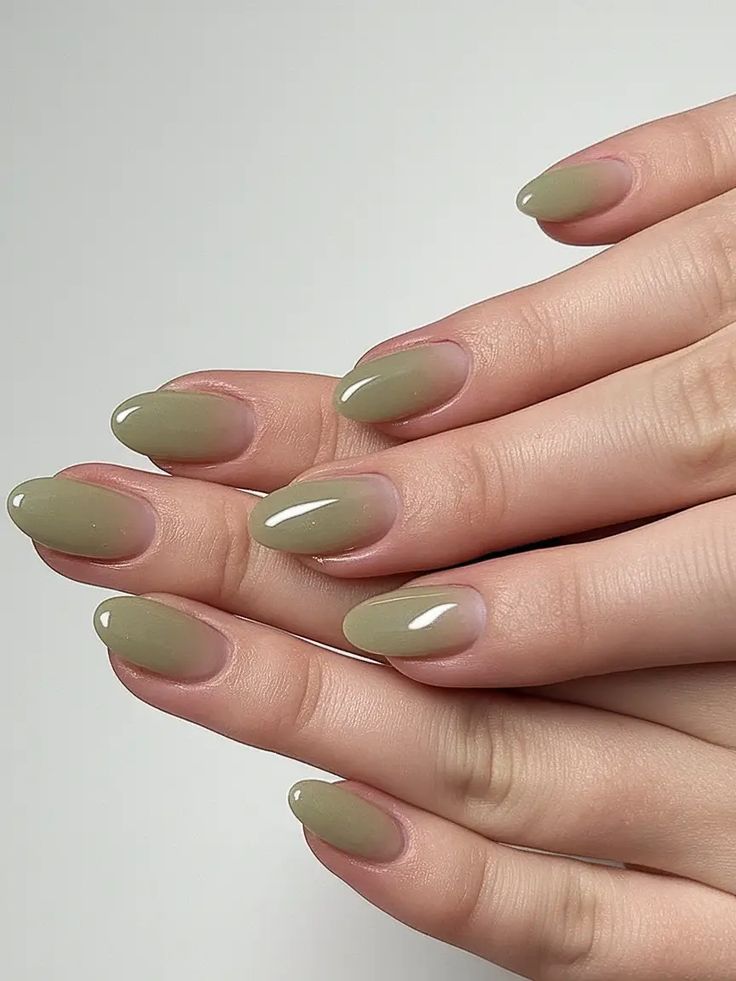 Манікюр оливкового кольору