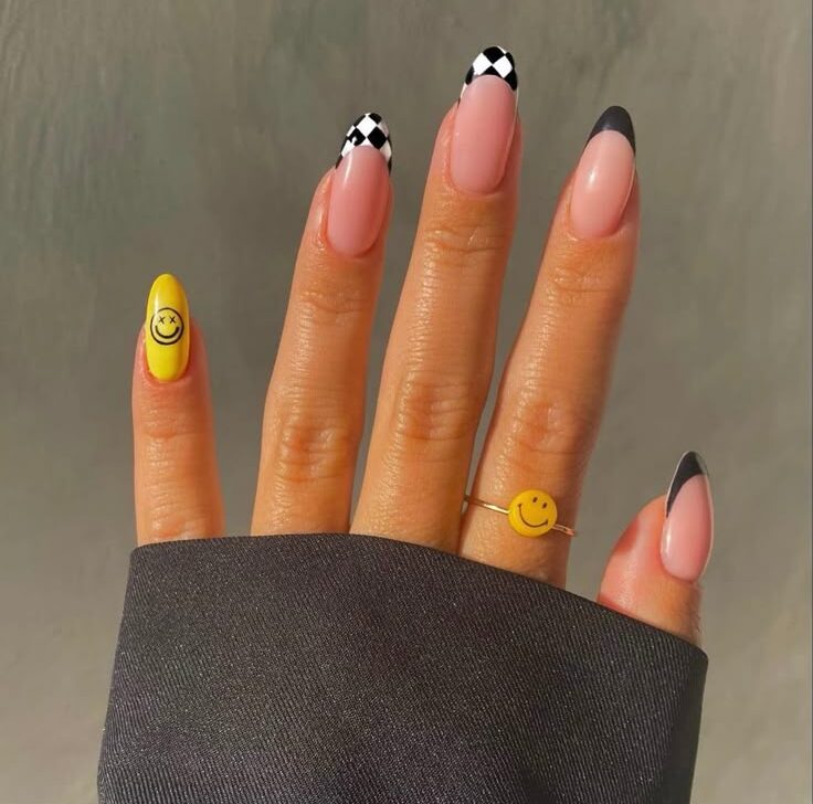 Манікюр у клітинку