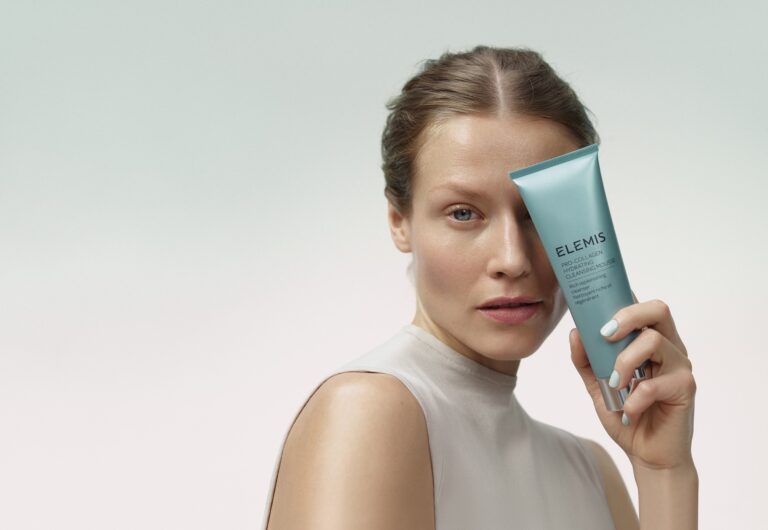 Огортає шкіру, як хмаринка: Elemis представив зволожувальний мус для вмивання Pro-Collagen Hydrating Cleansing Mousse