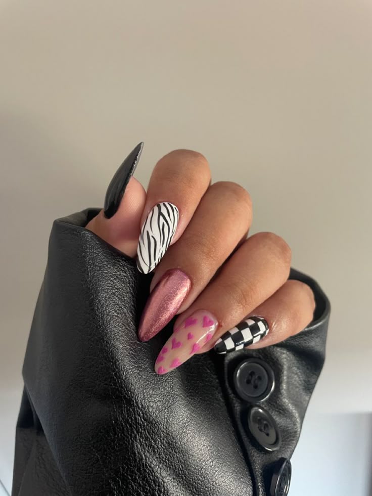 Манікюр у клітинку