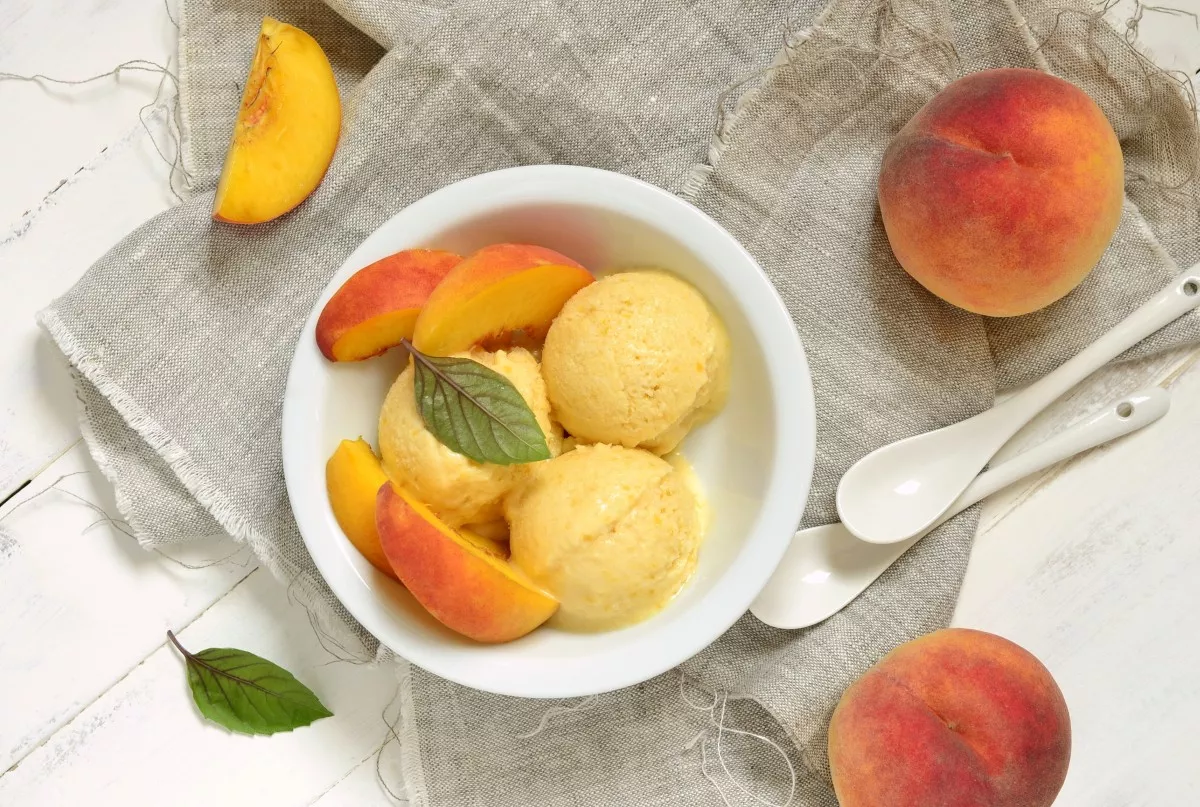 Персиковое мороженое из йогурта