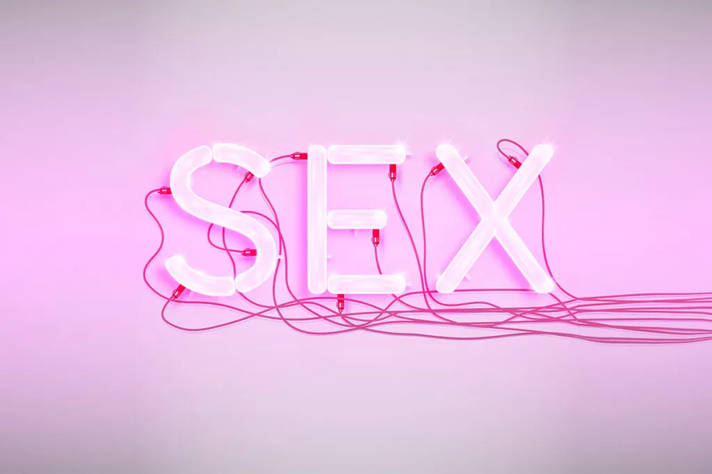 На секс фото застукали парочку занимающимися сексом