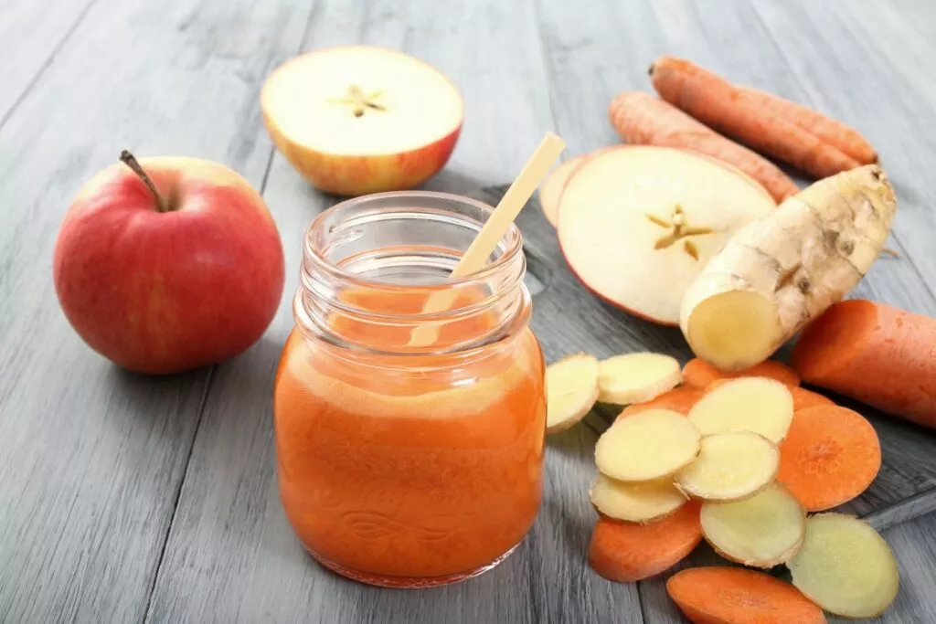 Морковно-яблочный бодрящий смузи