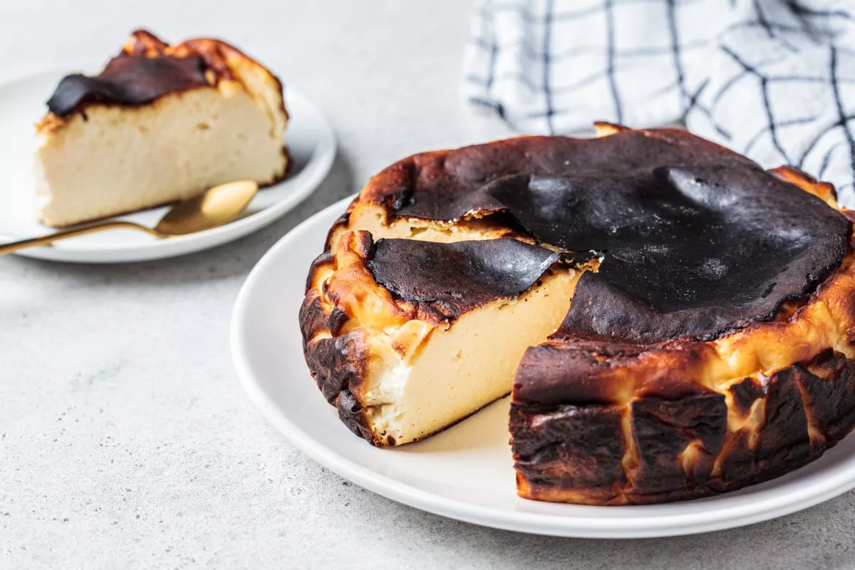 Basque burned cheesecake: top 3 recipe for the famous dessert