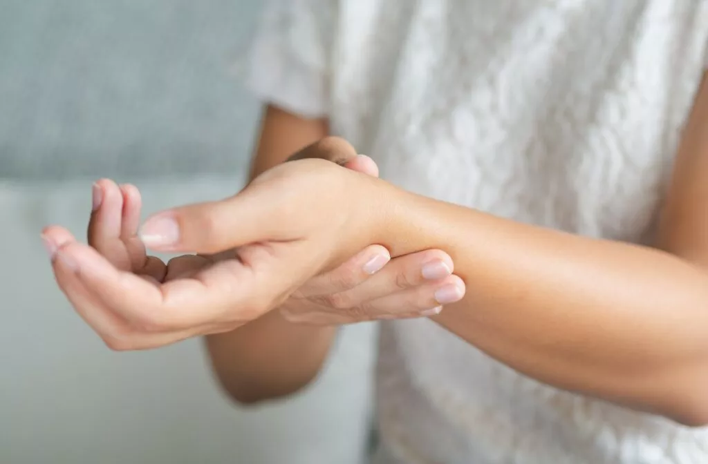 Почему немеют руки: причины, когда онемение конечностей опасно для здоровья
