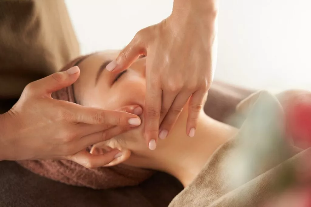 Миофасциальный массаж лица: когда и зачем он вам понадобится